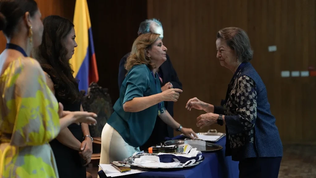 Esperanza Izquierdorecibela MedallaGloria Domínguezde LeroyOrdende Oro